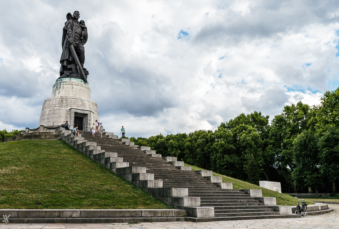 Год монумент. Трептов-парк мемориал в Берлине. Трептов-парк мемориал советским солдатам в Берлине. Памятник Трептов парк в Берлине. Мемориальный комплекс в Трептов-парке в Берлине.