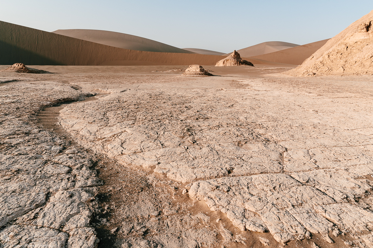 Hot desert. Иран пустыня. Пустыня Деште Кевир. Пустыня Деште-лут. Соленая пустыня Деште-Кевир Персия.